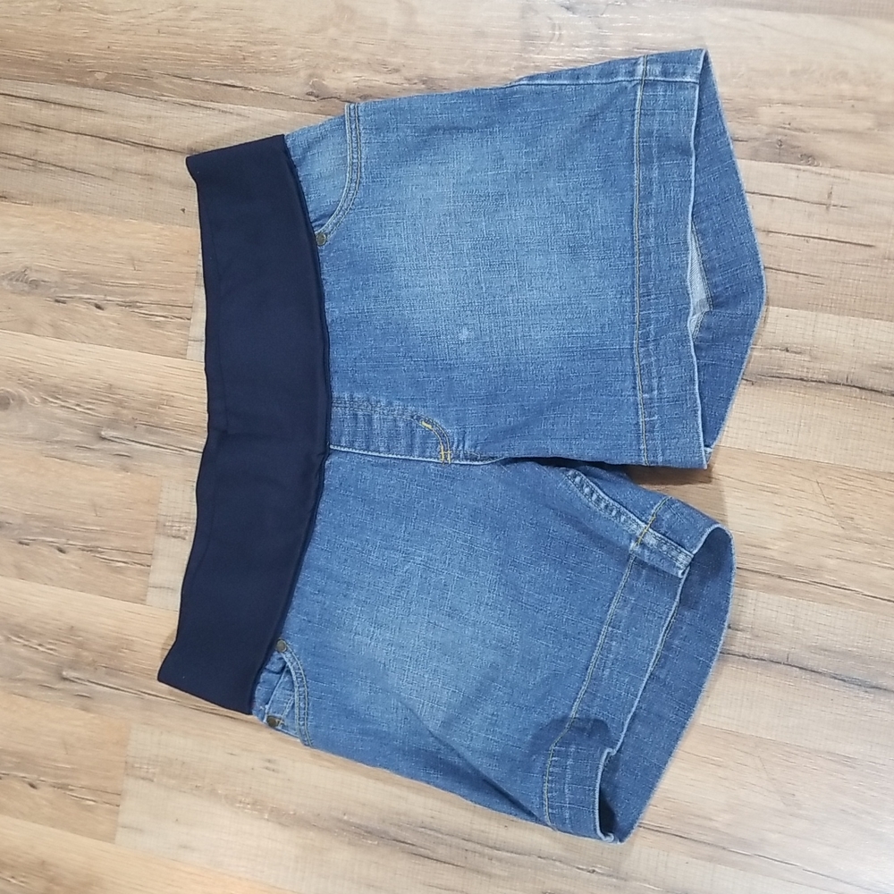 LIZ LANGE MATERNITY for TARGET Medium Wash Jean Shorts with Pockets